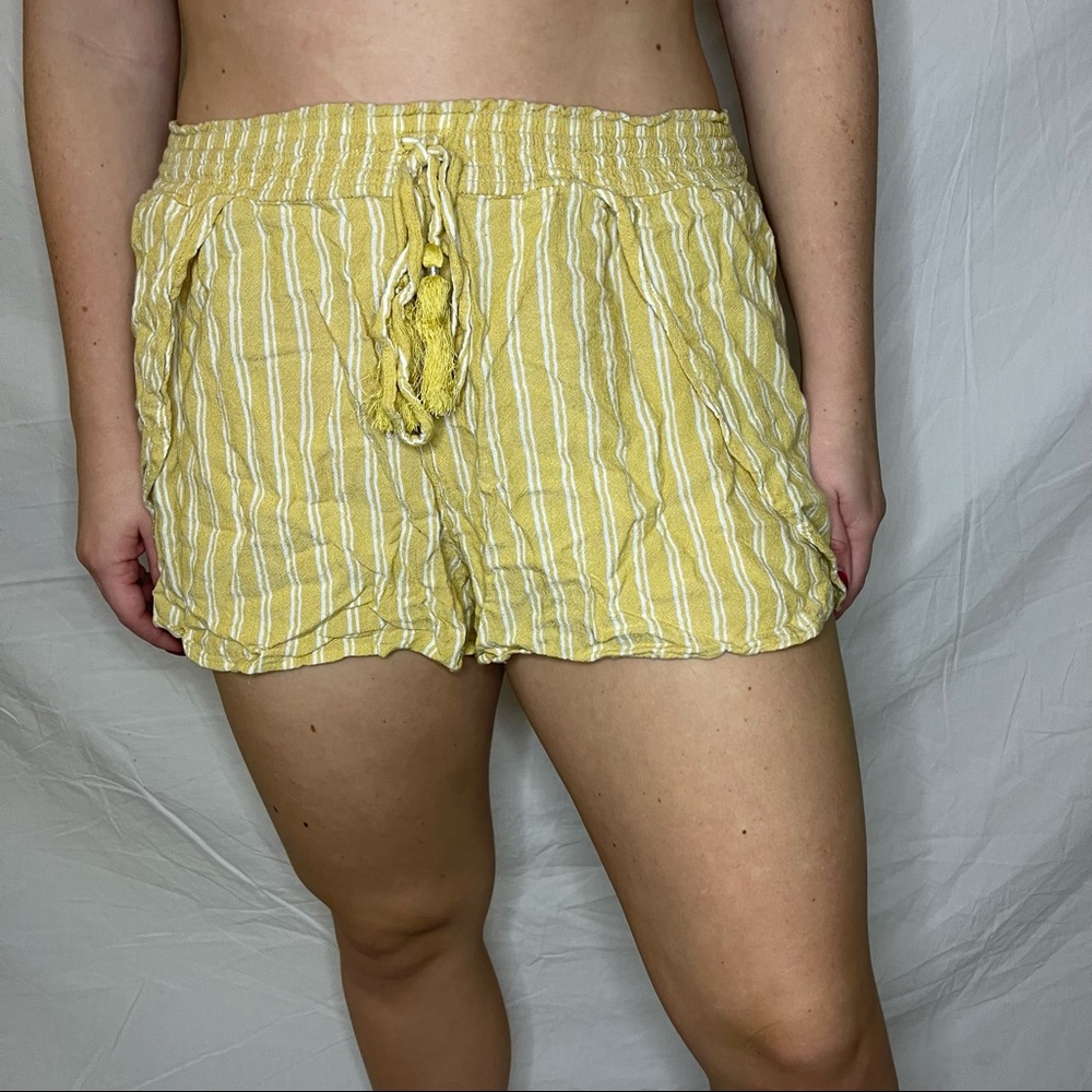 🤍 flowy yellow stripped short 🤍